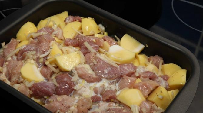 Свинина в духовке в фольге и рукаве: самые вкусные и простые рецепты с фото Карбонат с картошкой и грибами