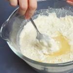 Пирог с шампиньонами: ингредиенты и процесс приготовления Открытый пирог из слоеного теста с шампиньонами, кабачками и сыром